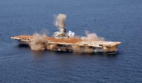 USS Oriskany moment wysadzania ładunków.jpg
