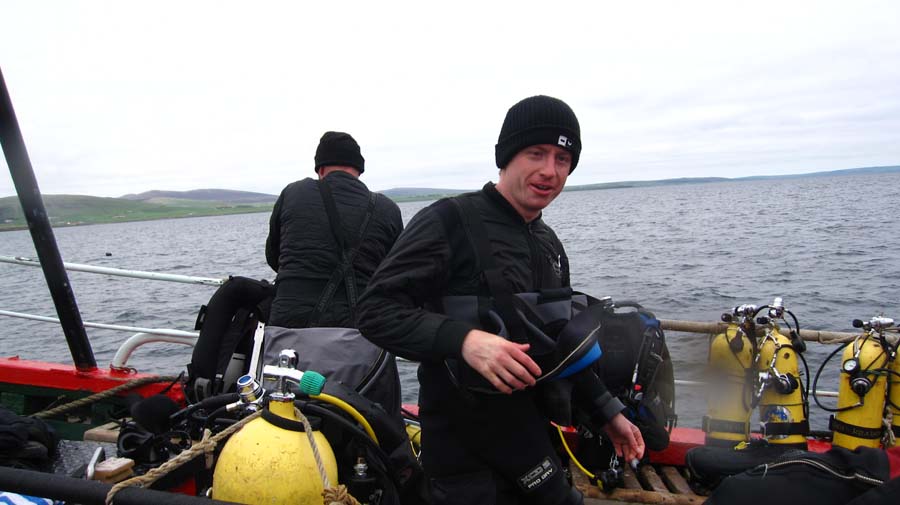 Bartek przygotowuje si� do nurkowania