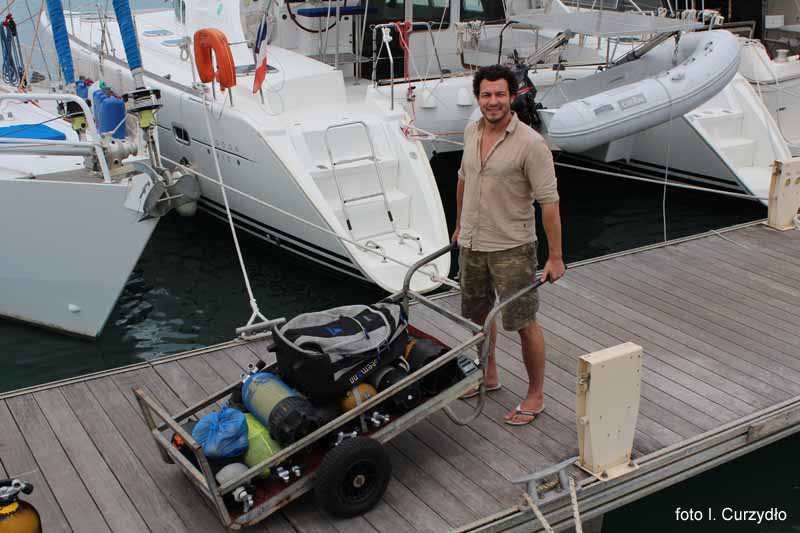 Prawdziwie ci�ka praca przy noszeniu butli i ustawianiu si� do zdj�� z w�zkiem