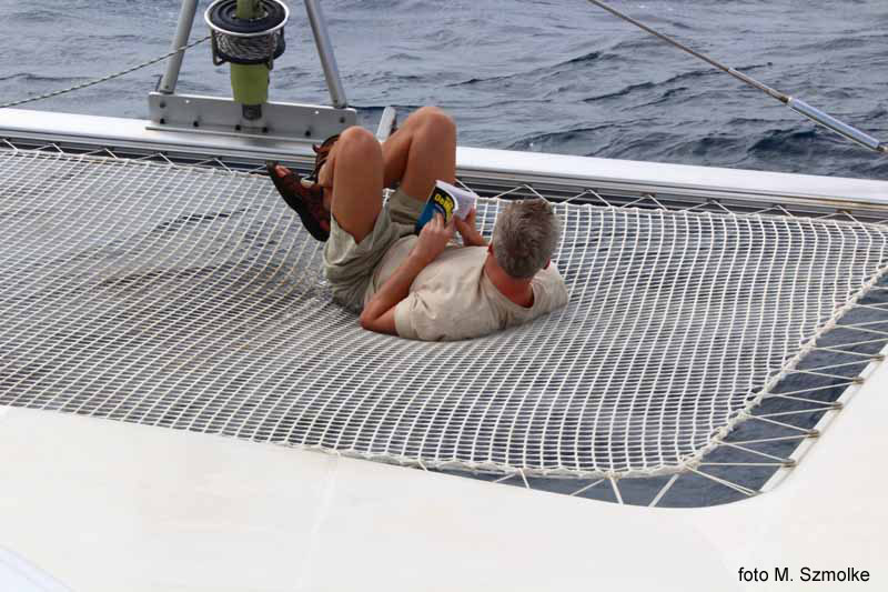 Na siatce mo�na czyta�, zas�aniaj�c si� od wiatru nogami