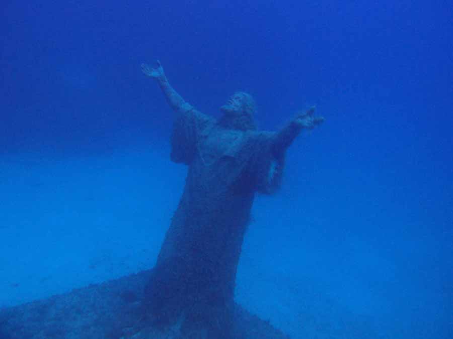 Statua Chrystusa przy wraku Imperial Eagle