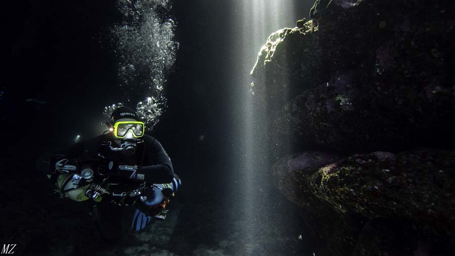 Comino. Tomek w Santa Maria Cave